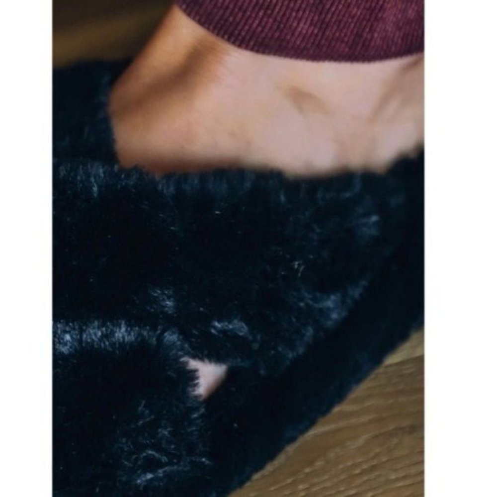 Size 6 Black faux fur slipper slides crisscross straps - Picture 8 of 10